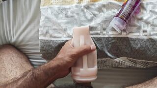 Gozando muito nos meus pés com uma buceta artificial de silicone