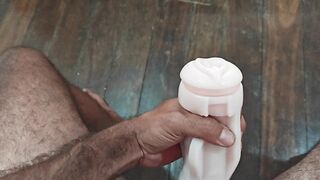 Gozando muito nos meus pés com uma buceta artificial de silicone