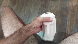 Gozando muito nos meus pés com uma buceta artificial de silicone