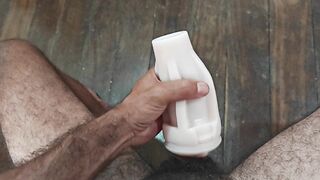 Gozando muito nos meus pés com uma buceta artificial de silicone