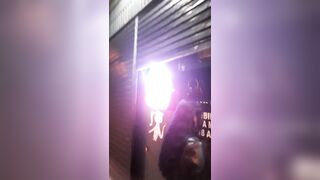 Mi mejor amiga abrió las piernas para follar en la calle después de la fiesta.