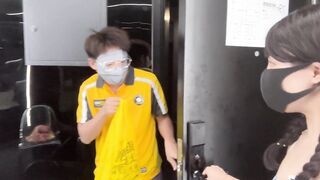 饥渴少妇赤裸勾引外卖小哥，直言你摸我奶子一下嘛