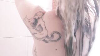 Natural blond shows off armpits in shower