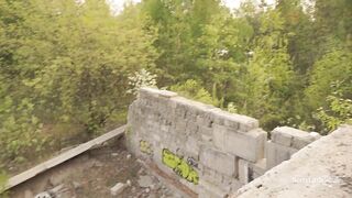 Горячая Жопастая Мамочка Публично Трахается Быстро И Жестко,Ее Киска наполнена Спермой на Заброшке!