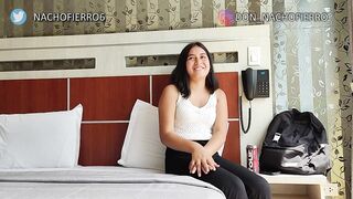 Estudiante de eighteen años viene a su primer casting porno, sus padres no lo saben.