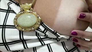 I'm a older woman with a large butt who prefers it in the booty