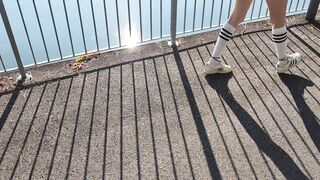 AMATEUR ITALIAN OUTDOOR SQUIRT - Professoressa beccata mentre squirta all'aperto (dialoghi italiani)