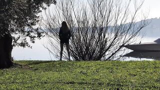 AMATEUR ITALIAN OUTDOOR SQUIRT - Professoressa beccata mentre squirta all'aperto (dialoghi italiani)