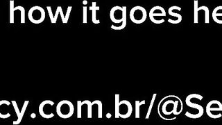 Tive que dividir a cama com minha meia-irmã e não consegui resistir: acabei gozando dentro dela