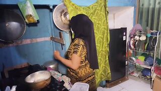 Stepmother cooking during the time that masturbating in the kitchen