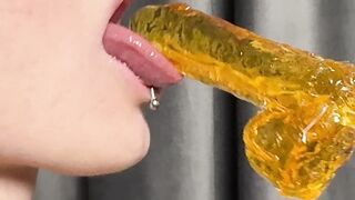 Милая Exotic Сосет Леденец И Представляет Настоящий Член