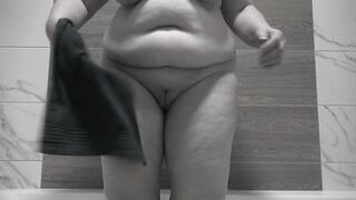 I shave my cunt, pee and wash in the shower