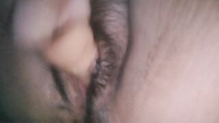 chatte poilue avec squirt timide !