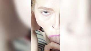 Mi hermanastro me deja mamarle su polla