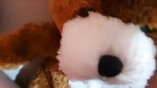 Mi tocco col mio amico peluche