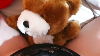 Mi tocco col mio amico peluche