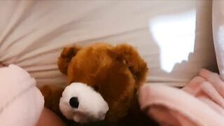 Mi tocco col mio amico peluche