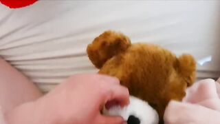 Mi tocco col mio amico peluche