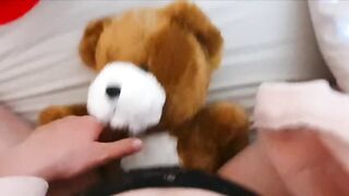 Mi tocco col mio amico peluche