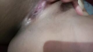 ????se masturba y ve television que rico creamy vagina ????