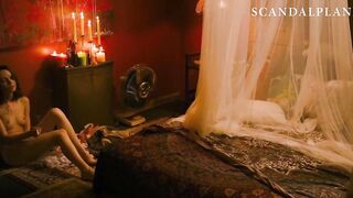 Reyna de Courcy & Heather Graham Lesbian Sex - ScandalPlanet