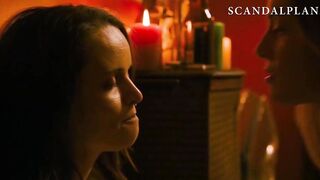 Reyna de Courcy & Heather Graham Lesbian Sex - ScandalPlanet