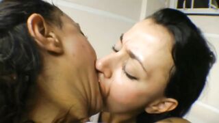 Some women love kiss their sis ters