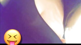 Je me caresse les seins 