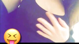 Je me caresse les seins 