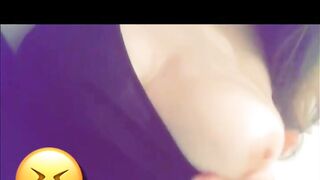 Je me caresse les seins 