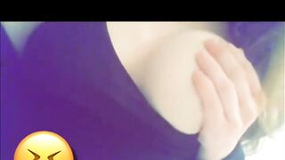 Je me caresse les seins 