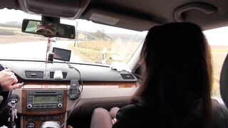 geile Lesben treiben es im Auto