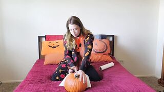 The Superlatively good Halloween Specific Ever, Transgirl Screws Pumpkin