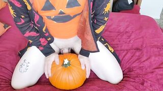 The Superlatively good Halloween Specific Ever, Transgirl Screws Pumpkin