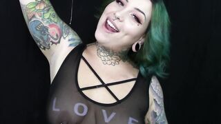 Overweight Tattooed Hottie Gives Sloppy Oral job to Large Sex toy During the time that Talking Bawdy to u