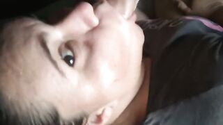 Mi vecino me propone pagar mi renta a cambio me metió su pene hasta el fondo