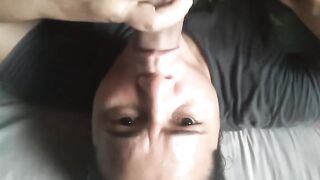 Mi vecino me propone pagar mi renta a cambio me metió su pene hasta el fondo