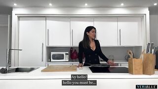 PILLADO por su MEJOR AMIGO mientras se folla a SU MUJER en su propia cocina!