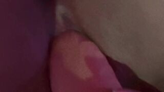 Hermosa universitaria jovencita eighteen años se desnuda y se masturba - “snatch rosada