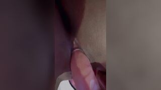 Hermosa universitaria jovencita eighteen años se desnuda y se masturba - “snatch rosada