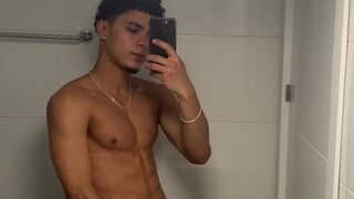 Me masturbo frente al espejo.