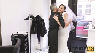 BRIDE4K. Hairdresser seduces hawt bride in the wedding costume for a quick screw