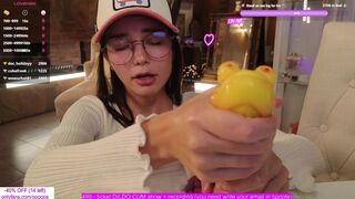 CUTE BEAUTY MASTURBATES A FROG