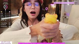 CUTE BEAUTY MASTURBATES A FROG