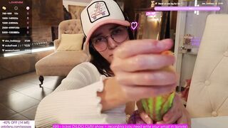 CUTE BEAUTY MASTURBATES A FROG