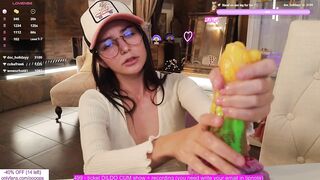 CUTE BEAUTY MASTURBATES A FROG