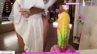 CUTE BEAUTY MASTURBATES A FROG