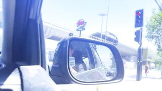 PUBLICO- HERMANASTRA SE EXHIBE Y SE DEJA TOCAR MIENTRAS CONDUCE- PIA TURNER