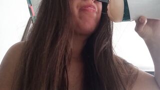 Comiendo la Leche de mi Hermanastro que Dejó en su Juguete