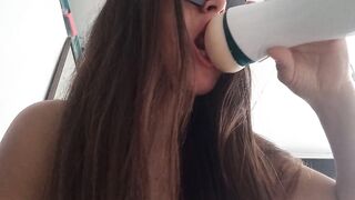 Comiendo la Leche de mi Hermanastro que Dejó en su Juguete